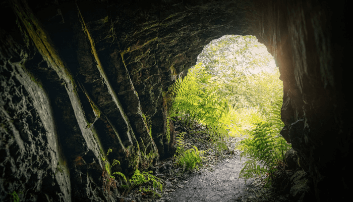 Höhle mit Blick auf das Licht vom Eingang