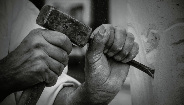 Steinmetz bearbeitet ein Objekt