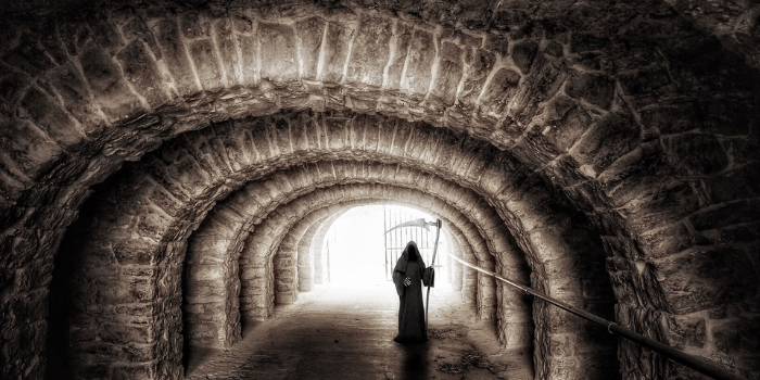 Sensenmann in einem Tunnel