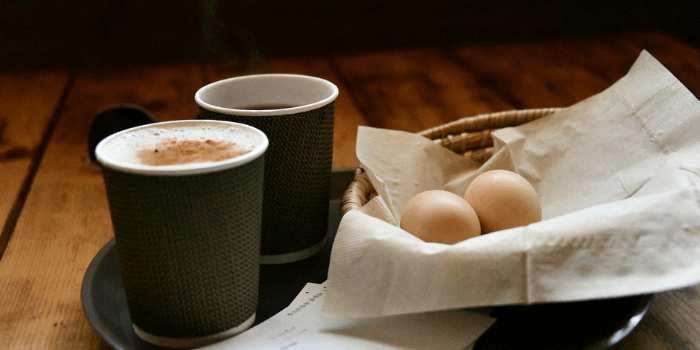 Zwei Tassen Kaffee und zwei Eier