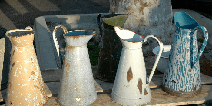 Mehrere Wasserkrüge auf einem Tisch