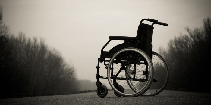 Rollstuhl verlassen auf Straße