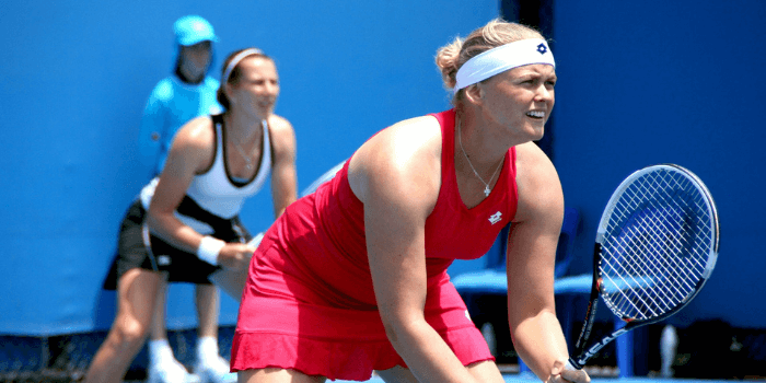 Zwei Tennisspielerinnen auf dem Platz