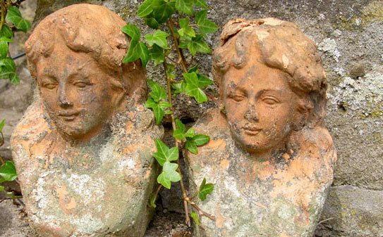Seminarbedingungen. Zwei Tonfiguren mit Efeu umrankt