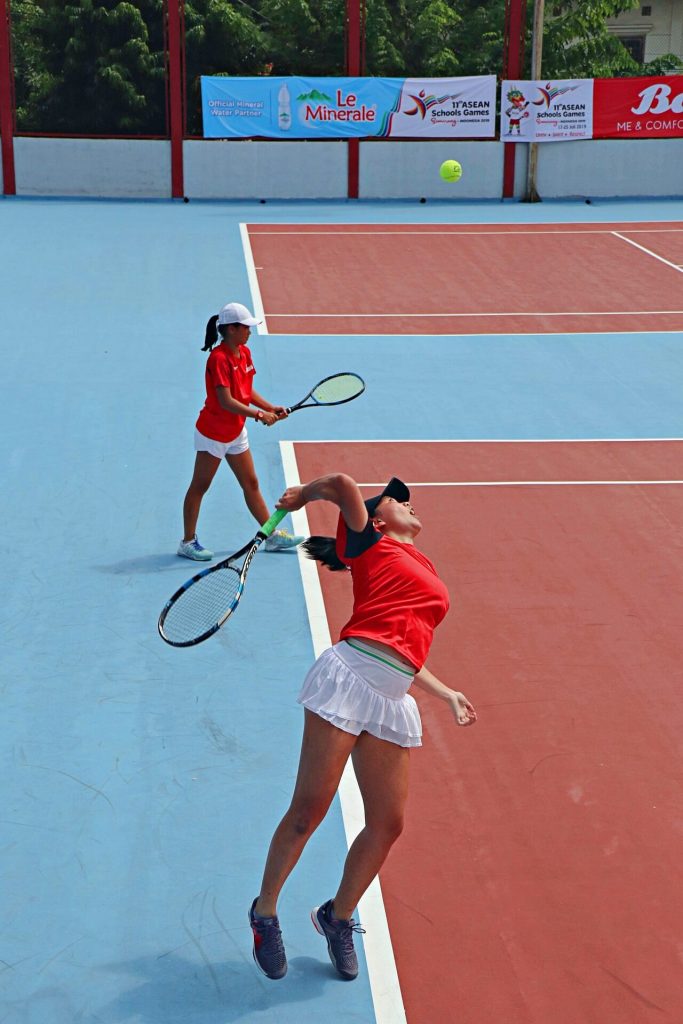 Zwei Frauen spielen Tennis