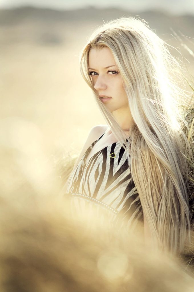 Blonde junge Frau mit langen Haaren