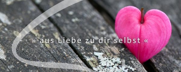 Mein Firmenslogan zeigt mein Coachingsverständnis - aus Liebe zu dir selbst, geschrieben neben der Blüte eines Tränenden Herzens