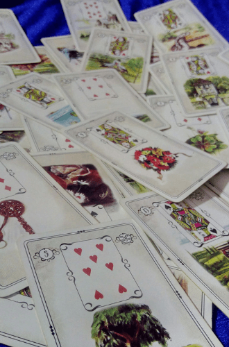 Alle 36 Lenormand Karten auf einem Haufen. Was sagt das Unterbewusstsein dazu?