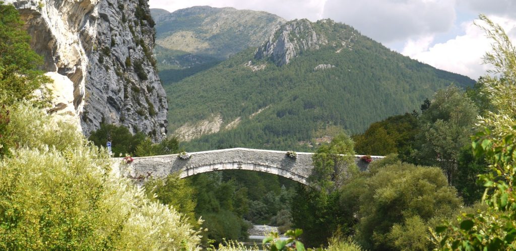 Brücke über einen Fluss