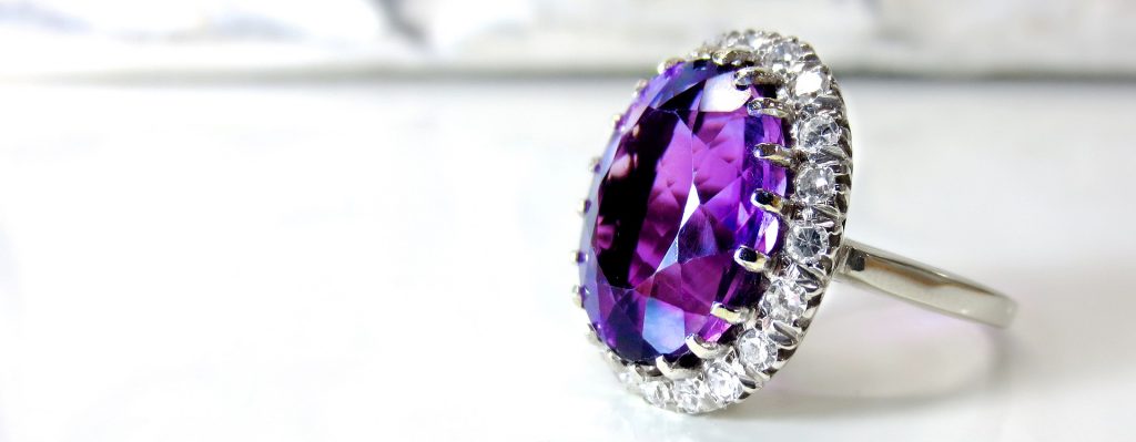 Wunderschöner Ring mit lila Stein und Zirkonia eingefasst