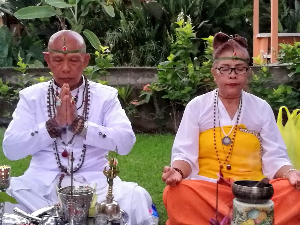 Shamanisches Paar bei einer Zermonie zur Heilung