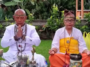 Feuerzermonie mit Hohepriestern in Meditationshaltung
