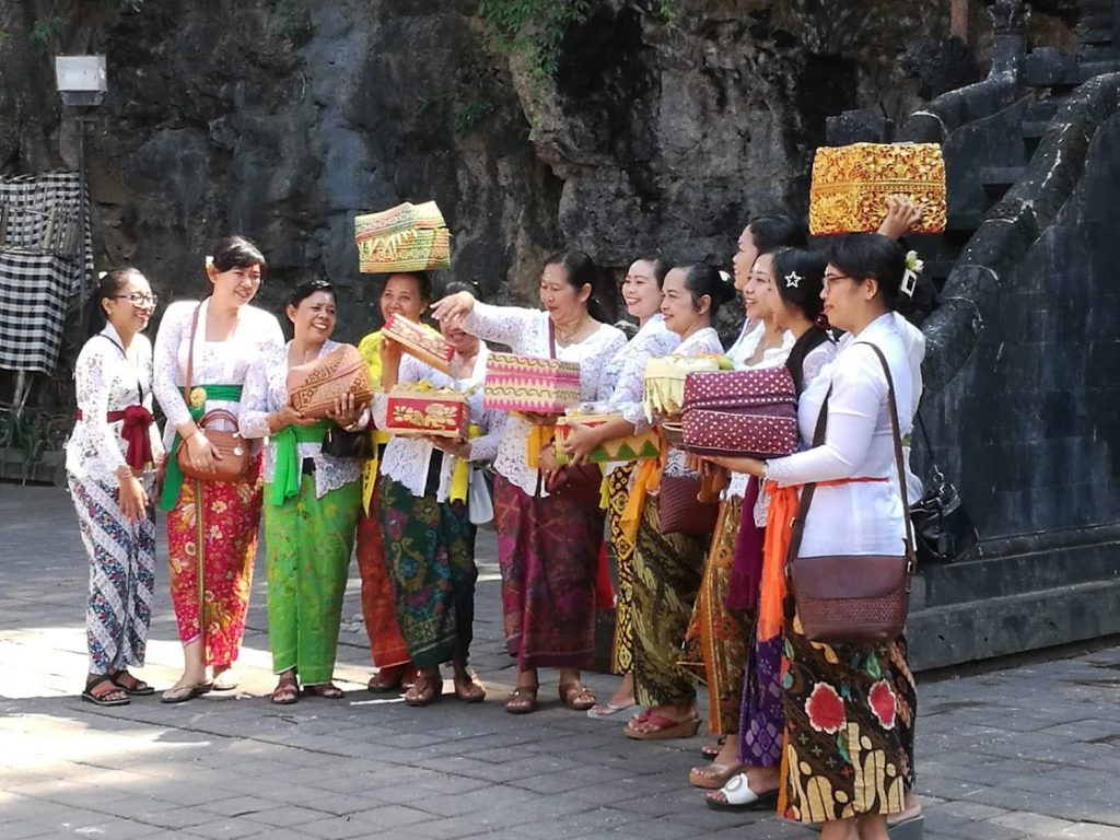 Bali Urlaub anders erleben - Frauen mit Opfergaben vor dem Fledermaustempel