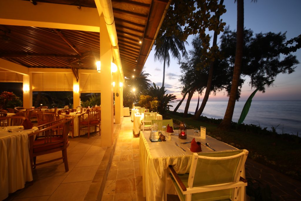 Restaurant direkt am Meer gelegen in Abendstimmung