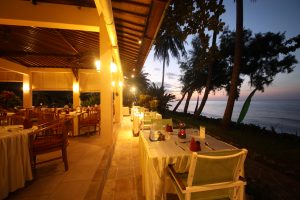 Restaurant bei Sonnenuntergang im Holiway Garden