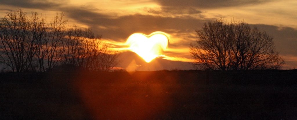 Herz am Himmel durch Sonne und Wolken