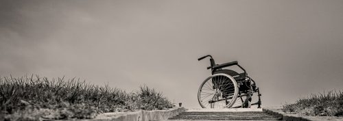 Rollstuhl oberhalb einer Treppe