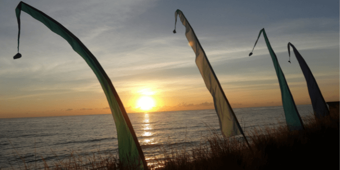 Sonnenaufgang am Meer von Nordbali mit balinesischen Fahnen