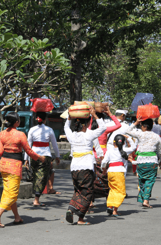 Balinesische Frauen mit Opfergaben auf dem Kopf