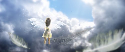 Engel mit Flügel am Himmel