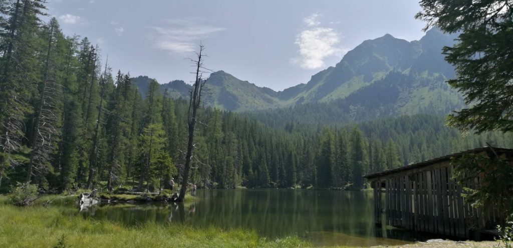 Bergsee mit Hütte