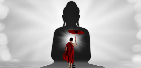 Buddha im Hintergrund - ein gunger Mönch mit Schirm läuft auf das Bild zu