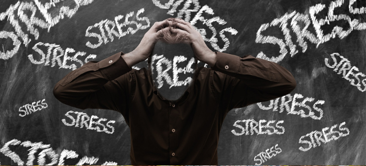 Ohne Stressmanagement: Mann schlägt Hände über dem Kopf zusammen - Stress