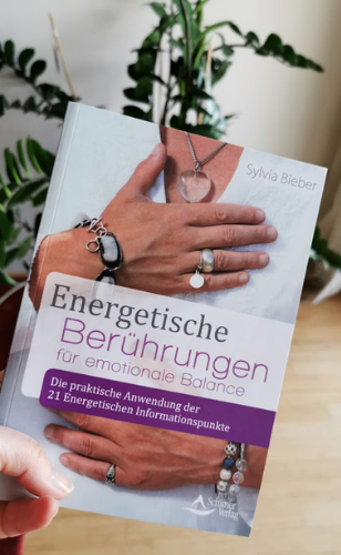 Buch in der Hand der Autorin