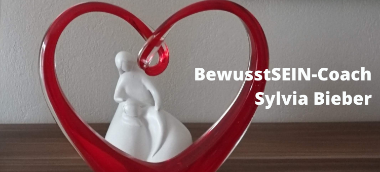 Ein rotes Herz mit einer Figur darin - Mutter mit Kind. Text: BewusstSEIN-Coach Sylvia Bieber