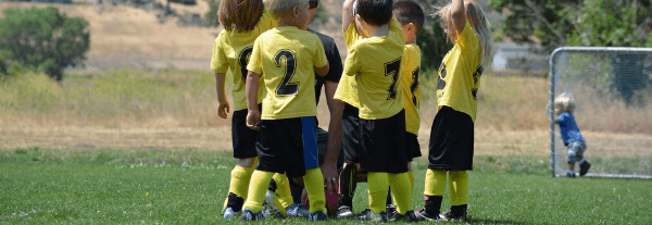 Kinder spielen Fussball