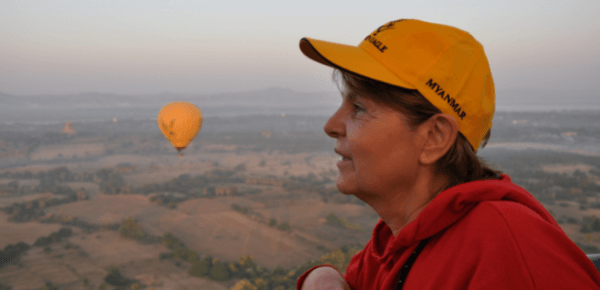 Ballonfahrt, Frau im Ballonkorb