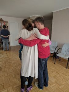 Drei Familienmitglieder umarmen sich