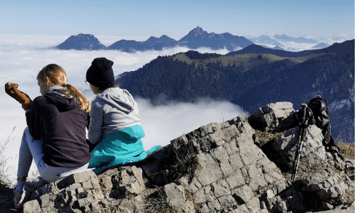 Über den Wolken auf einem Berggipfel