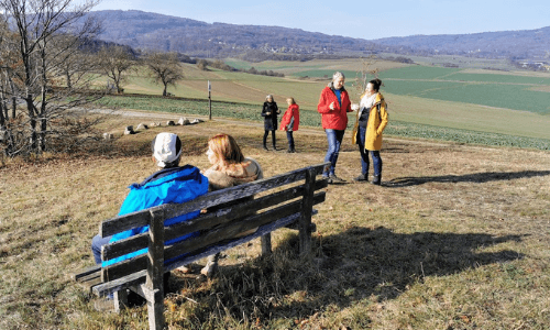 In Zweier-Gruppen wird während der Wanderung seminiert