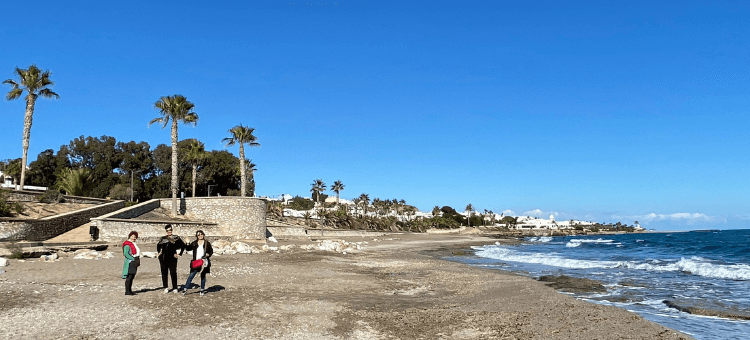 Drei unserer Gruppe am Strand mit Mojacar im Hintergrund