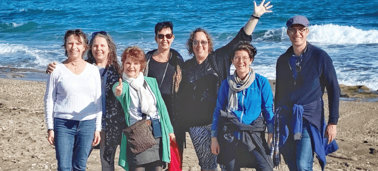 Sieben Frauen ein Mann am Strand
