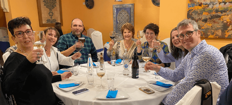 Die Gruppe am runden Tisch im marokkoanischen Restaurant