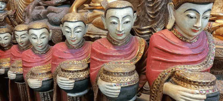 Statuen von Mönchen beim Sammeln von Almosen