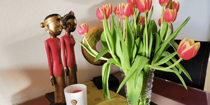 Balinesische Foguren und Strauß Tulpen