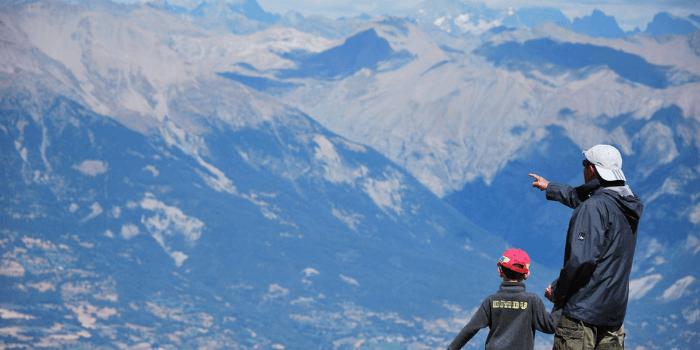 Vater und Sohn auf dem Berg erzeugen ein Echo