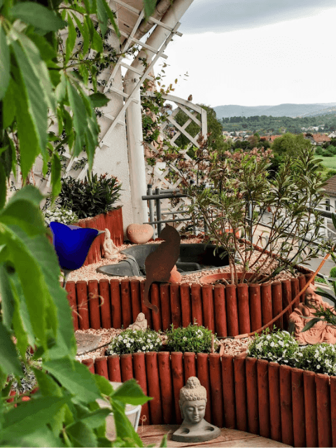 Balkon bepflanzt auf drei Ebenen