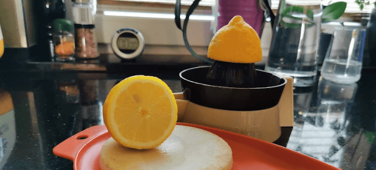 Eine Zitrone auf einer Zitronenpresse