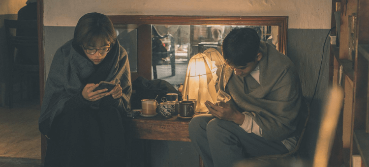 Ein Paar - jeder schaut ins Smartphone
