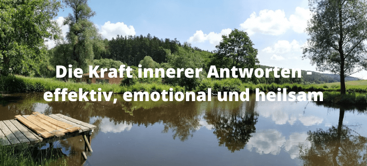 Ein See, in dem sich die Natur spiegelt