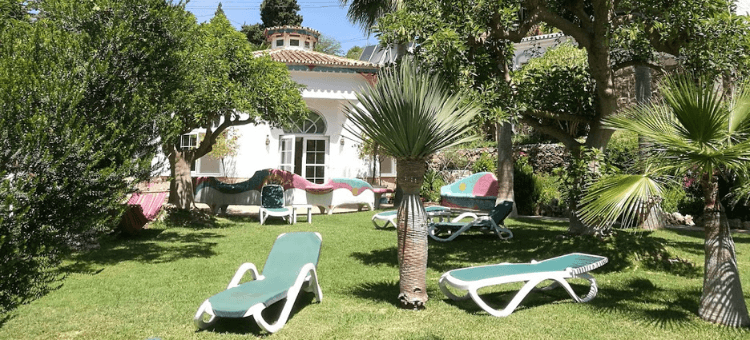 Urlaub mit Sinn in Andalusien in der Casa el Morisco - Rasen mit Liegestühlen - Idylle