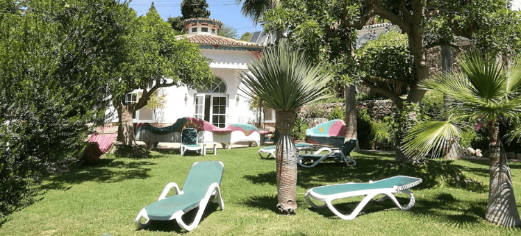 Herzheilungs-Woche in Andalusien. Der Seminarraum mit Liegewiese und Sonnenstühlen