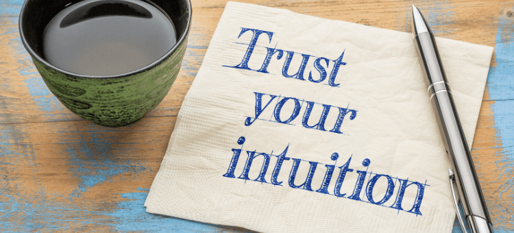Verstand und Intuition: Vertraue Deiner Intuition steht auf Zettel und Tasse Tee dabei