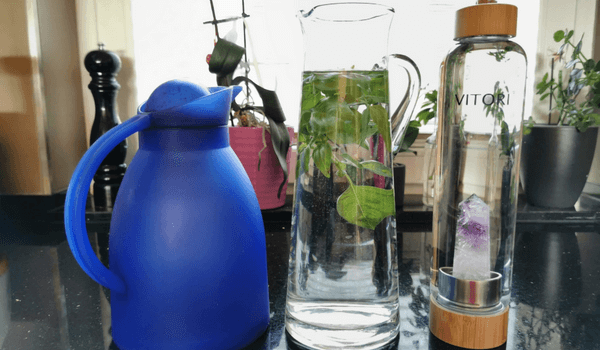 Bild 3: Kanne Tee, Krug Basilikumwasser, Flasche Kristallwasser