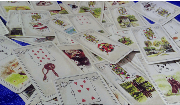 Bild 9: Lenormandkarten auf einem Haufen