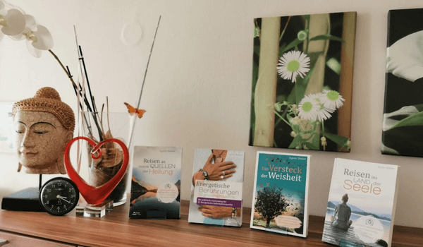 Bild11: Mein vier Bücher aufgereiht auf einem Sideboard neben einem Buddhakopf